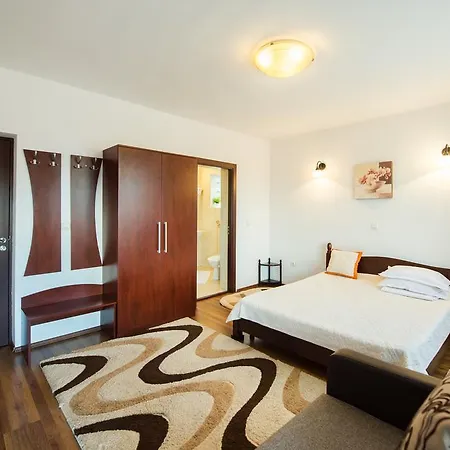 De Inchiriat Casa Cu Flori 3*
