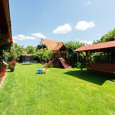 De Inchiriat Casa Cu Flori 3* Sacele
